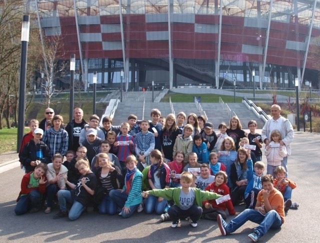 Uczniowie z Publicznej Szkoły Podstawowej numer 1 z Oddziałami Integracyjnymi imienia Jana III Sobieskiego w Szydłowcu wraz z opiekunami zwiedzili, między innymi, stadion narodowy.