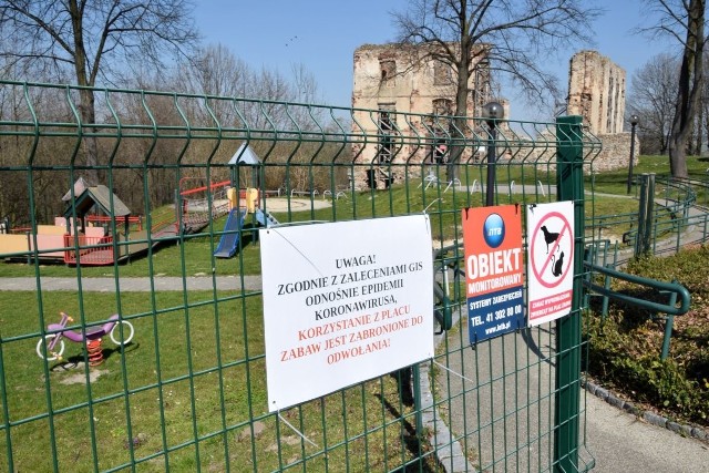 Jak wygląda życie w Bodzentynie w czasie koronawirusa? Sprawdziliśmy w czwartek 9 kwietnia. Trzeba powiedzieć ,że wrażenie jest dość przerażające - mn&oacute;stwo ludzi w maskach, mn&oacute;stwo tabliczek z zakazami, policjanci niemal cały czas na ulicach.     Zobaczcie na kolejnych slajdach jak wygląda życie w Bodzentynie w czasie epidemii.&lt;script async defer class=&quot;XlinkEmbedScript&quot;  data-width=&quot;320&quot; data-height=&quot;240&quot; data-url=&quot;//get.x-link.pl/70d5846b-742b-b4c4-b41a-9703229e4013,35844f2d-b53a-0e7c-4592-709ab5e0a0ec,embed.html&quot; type=&quot;application/javascript&quot; src=&quot;//prodxnews1blob.blob.core.windows.net/cdn/js/xlink-i.js?v1&quot; &gt;&lt;/script&gt;