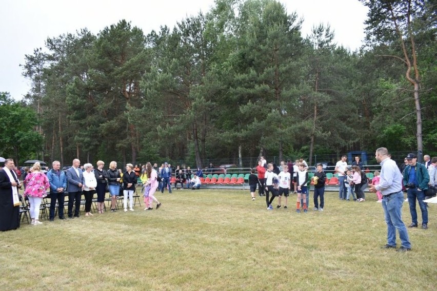 W Nieznamierowicach, w gminie Rusinów zostało oddane do użytku nowe boisko sportowe. Była okazja do rozegrania zawodów