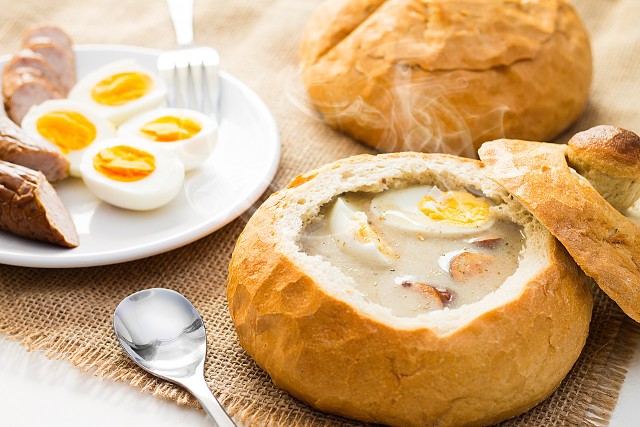 Obowiązkowe dodatki to przyprawy, chrzan oraz dorzucone na koniec jajko na twardo. Dania mogą być podane w chlebku, co zwiększa walory estetyczne.