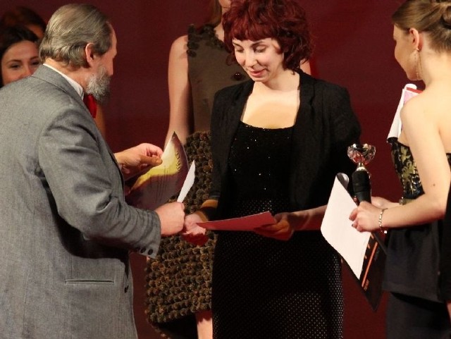Katarzyna Kuca przyjmuje z rąk przewodniczącego jury Bogumiła Wtorkiewicza nagrodę za I miejsce w Young Fashion Day 2014