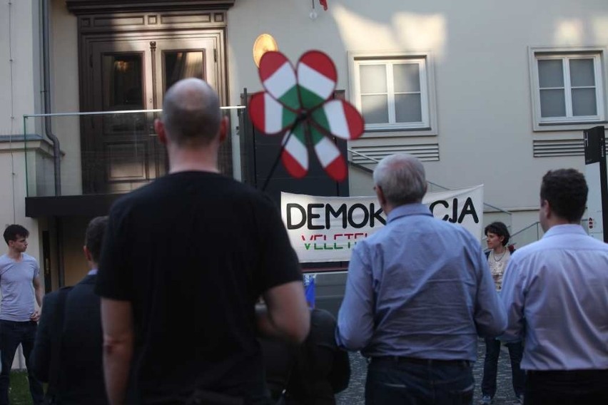 Solidarnościowy protest przed konsulatem węgierskim w Krakowie