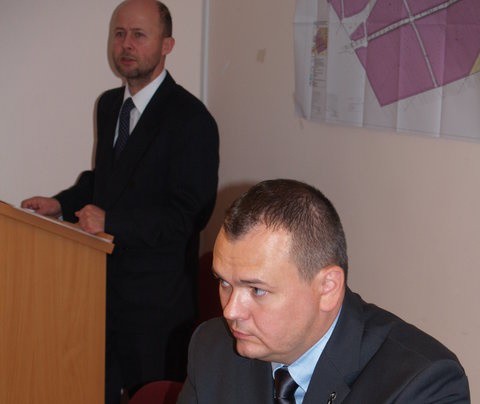 Proponowane na 2013 rok stawki podatkowe prezentował radnym w imieniu burmistrza skarbnik gminy, Dariusz Korczakowski
