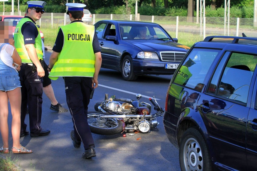 Wypadek pod Koroną. Motocykl uderzył w samochód