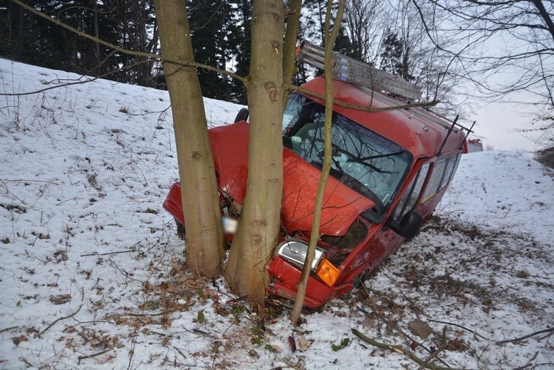 W Woli Komborskiej ford uderzył w drzewo. Trzy osoby trafiły...