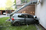 Samochód wjechał w dom w Tarnowie Opolskim. Są ranni w tajemniczym zdarzeniu