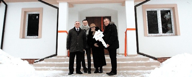 Rodzina Dębskich przyjechała we wtorek obejrzeć wygrany dom. Z rąk Piotra Wąsikowskiego, redaktora naczelnego Kuriera Porannego (z prawej) zwycięzcy odebrali symboliczny klucz. W środku Leokadia Dębska, obok Jan Kazimierz Dębski, z tyłu Adam Dębski.