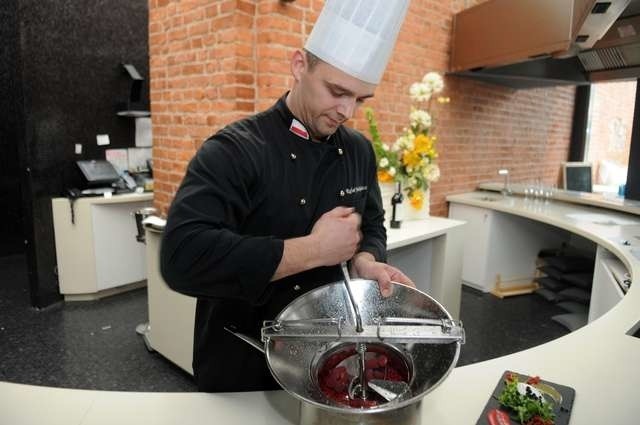 Szef kuchni czterogwiazdkowego hotelu „Bulwar”, Rafał Jurkiewicz kuchenne wynalazki oczywiście ceni, ale bez nich też dałby sobie radę