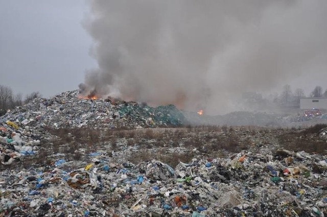 Strażacy gasili pożar wysypiska około 300 godzin.