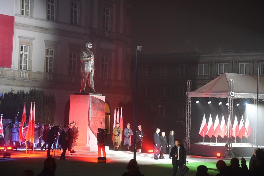 Pomnik Lecha Kaczyńskiego odsłonięty w Warszawie [ZDJĘCIA] Duda: Od czasów marszałka Józefa Piłsudskiego tak wielkiego przywódcy nie było