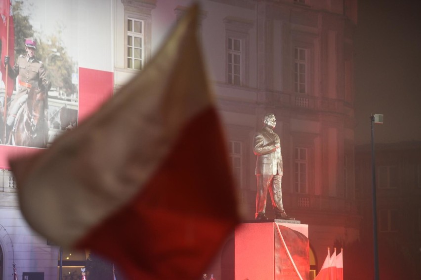 Pomnik Lecha Kaczyńskiego odsłonięty w Warszawie [ZDJĘCIA] Duda: Od czasów marszałka Józefa Piłsudskiego tak wielkiego przywódcy nie było