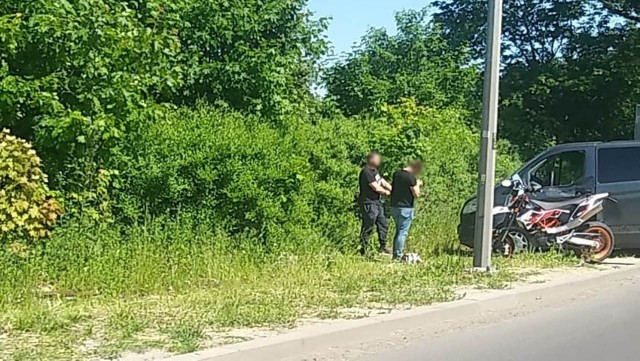 Do wypadku doszło w czwartek, 30 maja, na ul. Szczecińskiej w Gorzowie Wlkp. Kierowca busa i motocyklista jechali w tym samym kierunku. Ze wstępnych ustaleń wynika, ze kierowca busa postanowił zawrócić w niedozwolonym miejscu. Wtedy zajechał drogę motocykliście i doszło do zdarzenia. Na miejsce przyjechała karetka i policja. Ranny motocyklista został zabrany do karetki.Czytaj również: Śmiertelny wypadek. Samochód uderzył w drzewo w miejscowości Jasionna;nfWIDEO: Wypadek autokaru z dziećmi między Świebodzinem a Sulechów