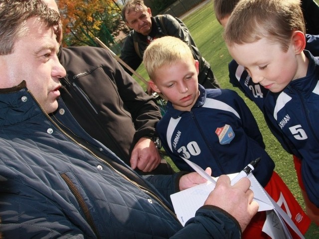 Podczas wizyty w Międzyrzeczu Roman Kosecki rozdał dziesiątki autografów.