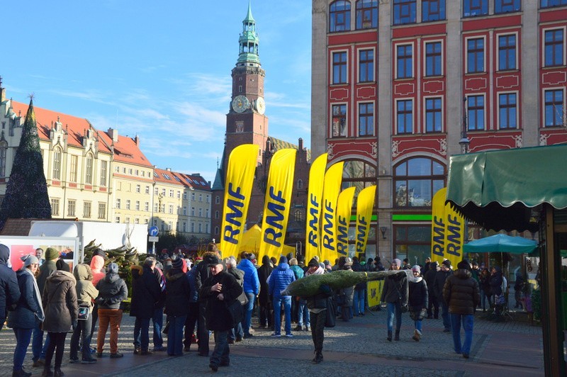 RMF FM rozdaje choinki we Wrocławiu. Na pl. Solnym tłumy