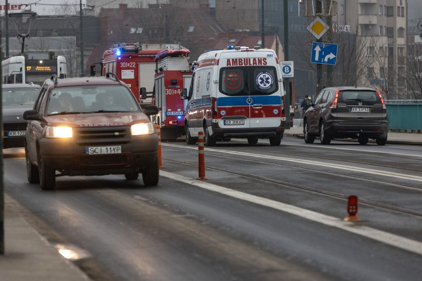 Kraków. Mężczyzna skoczył z mostu Powstańców Śląskich. Z wody wyciągnęli go świadkowie zdarzenia