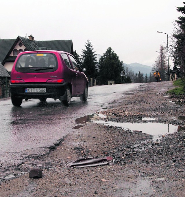 Ulica Broniewskiego faktycznie jest dziurawa jak ser szwajcarski. Uzgodnienia w sprawie jej remontu trwały aż osiem lat