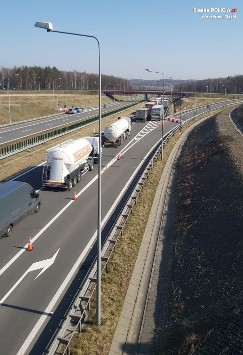 Mieszkańcy regionu stoją w długich kolejkach do pracy