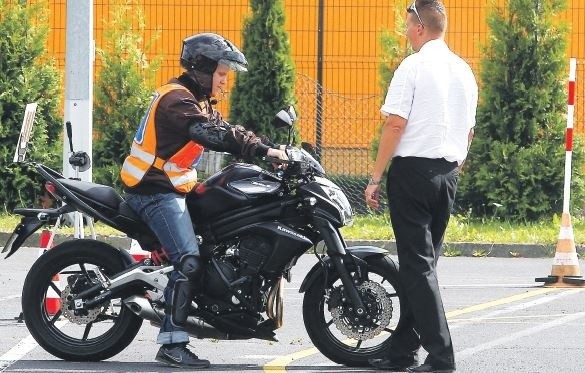 Egzamin teoretyczny Adrianowi Koralewskiemu z Kamienia nie sprawił problemów, ale poległ na praktycznym jeszcze na placu. &#8211; Przy próbie prędkości potrąciłem pachołek &#8211; przyznał. Zmartwił się, ale teraz nie będzie musiał długo czekać na powtórną próbę, bo egzaminowanych osób jest niewiele.