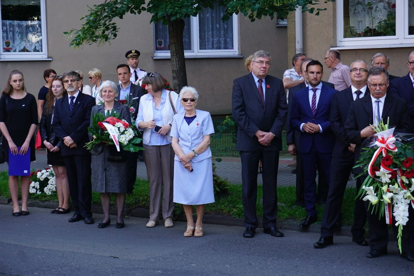 Czerwiec 56: Złożenie kwiatów pod zakładem ZNTK