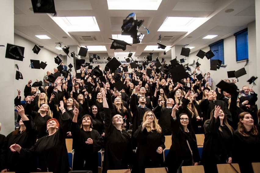 Ponad 120 absolwentów opolskiej WSB odebrało dyplomy.