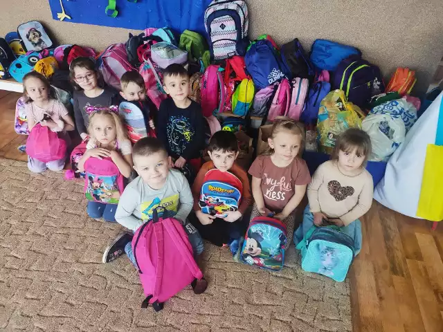 Akcja charytatywna "Plecaczek" dla dzieci z Ukrainy. Przedszkolaki z Małogoszcza pomagają swoim rówieśnikom.
