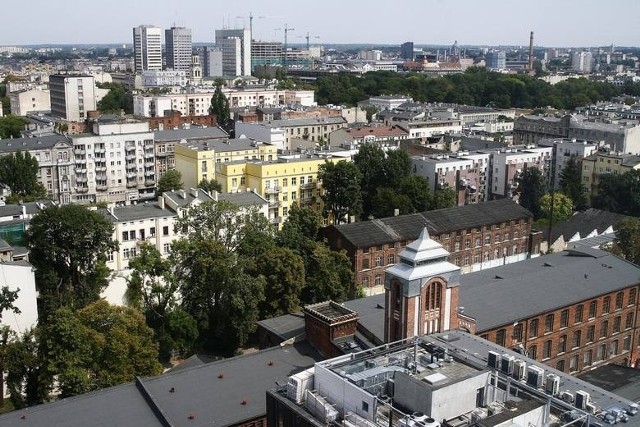 Niezbyt dobre wieści dla właścicieli biurowców w Łodzi i dla tych, którzy dopiero planują takie inwestycje. Takich budynków przybywa, ale jest duży problem ze znalezieniem chętnych do wynajęcia powierzchni. Przybywa więc pustostanów.Rynkowi biurowców w Łodzi przyjrzeli się specjaliści firmy doradczej Cresa Polska. Wyniki ich analizy nie napawają optymizmem.Czytaj dalej