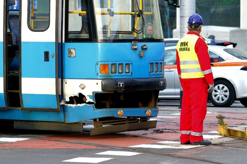 Tramwaj wypadł z szyn na skrzyżowaniu, skręcając z pl....