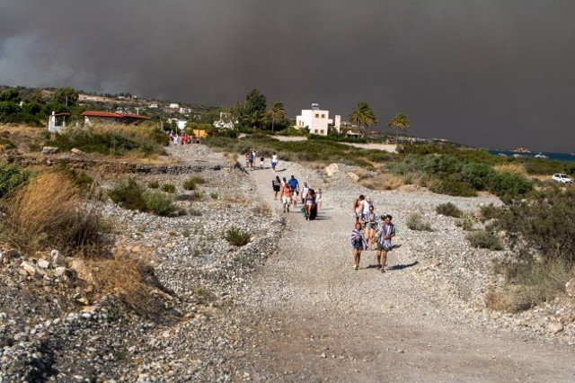 Pożar, który wybuchł w górzystej części Rodos, wciąż się rozprzestrzenia z uwagi na upał i silny wiatr.