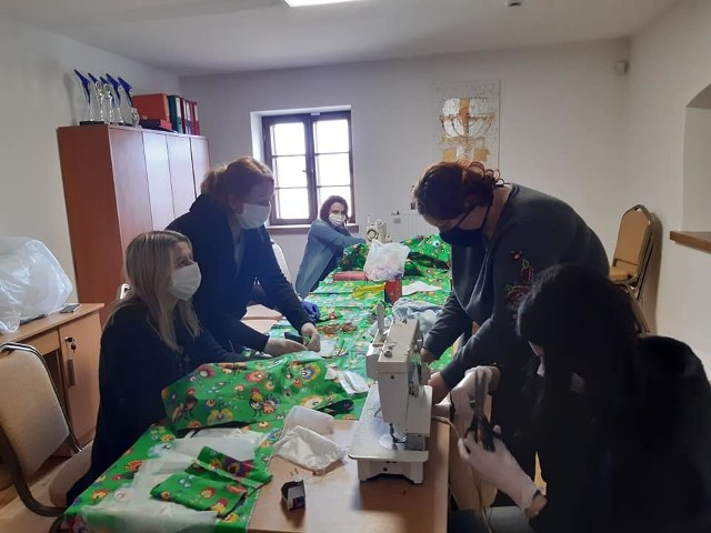 Pracownicy Miesjko-Gminnego Centrum Kultury w Szydłowie rozpoczęli akcję szycia maseczek ochronnych