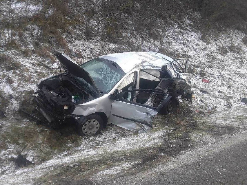 Po zderzeniu volkswagena z mercedesem w Grabkach Dużych pod...