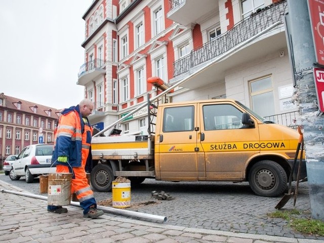 Darmowe parkowanie w płatnej strefie? Do tego praktycznie w samym centrum? Do wtorku było to możliwe za sprawą błędu w oznakowaniu. Chodzi o róg ulicy Niedziałkowskiego, Wojska Polskiego i al. Sienkiewicza.