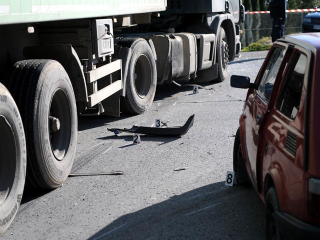 Wypadek w Ostrowie1 osoba zginela, 5 zostalo rannych w poniedzialkowym wypadku w Ostrowie k. Przemyśla.