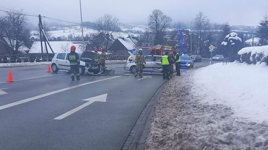 Wypadek w Zamieściu. Na drodze krajowej zderzyły się dwa auta. Poszkodowani trafili do szpitala