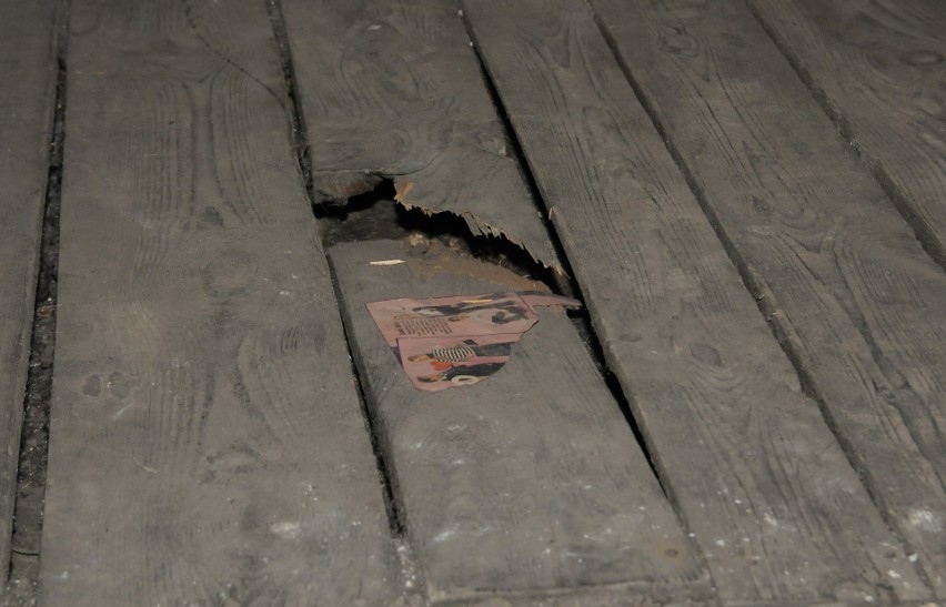 Zniszczona podłoga
Taka podłoga jest na strychu kamienicy.