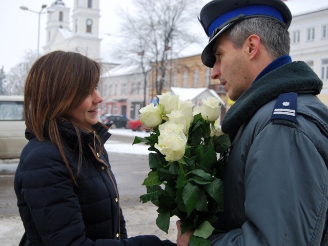 Policjanci wręczali suwalczankom białe róże.