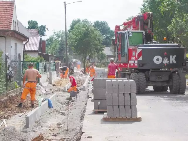 Roboty na ul. Kościuszki w Wołczynie prace rozpoczęto od budowy nowego chodnika. (fot. Anna Wyspiańska)