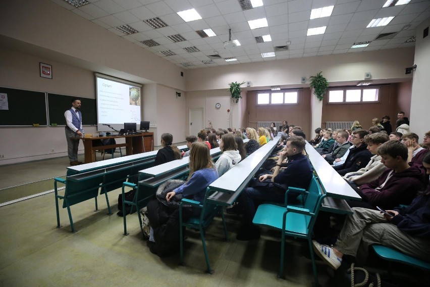 Wykłady, warsztaty i pokazy zgromadziły tłumy uczniów z...