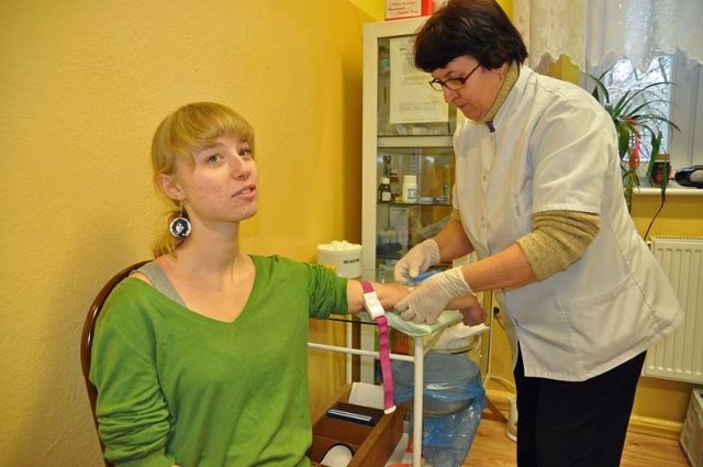 Agata Kotwica, szczecinecka licealistka, oddała dziś krew, aby zostać zarejestrowana w banku dawców szpiku kostnego.