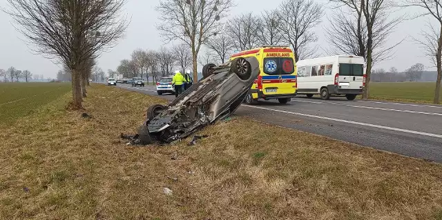 Dachowanie samochodu na DK6 koło Sycewic