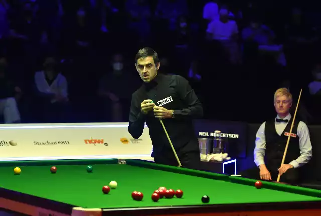 Ronnie O'Sullivan (z lewej) będzie jednym z głównych faworytów rozpoczynającego się 12 listopada, UK Championship