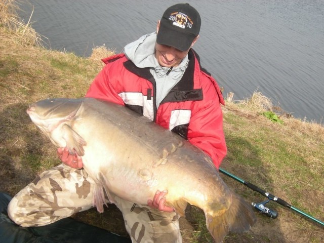 Karp, którego wyłowił Hubert Świątek ma 110 cm długości i waży 33, 2 kg. Jest to nowy rekord Polski. Poprzedni wynosił niecałe 30 kilogramów. 