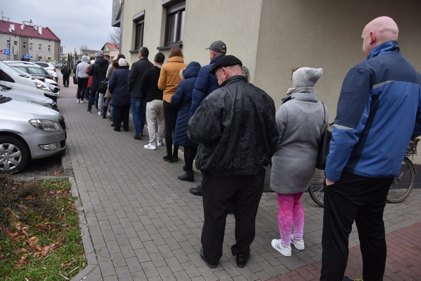 Tłusty Czwartek w Tarnowie. Długie kolejki do cukierni po pączki [ZDJĘCIA]