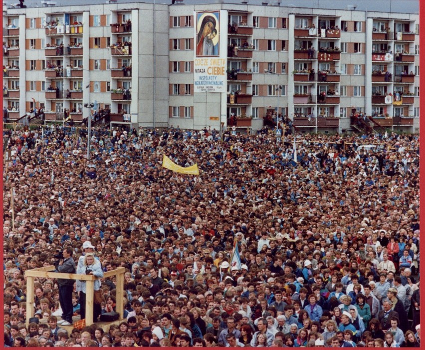 Tłumy wiernych w trakcie głównej mszy świętej, 1 czerwca...