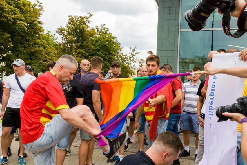 Marsz Równości w Białymstoku. Policja zatrzymała 20 osób. Są też osoby poszkodowane [ZDJĘCIA]