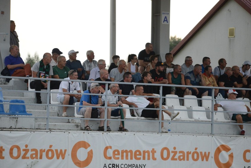 Byliście na meczu Staru Starachowice z Sokołem Sieniawa na stadionie w Ożarowie? Szukajcie się na zdjęciach