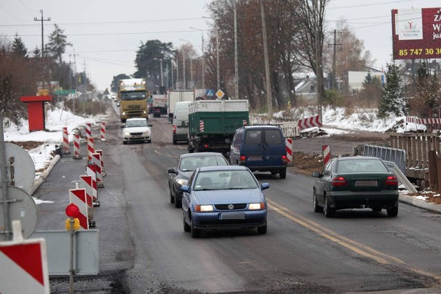 Modernizacja drogi do Kleosina trwa od miesięcy. Otwarcie nowego mostu na Horodniance usprawni ruch. - Pozostaje na nim do wykonania m.in. ostatnia warstwa nawierzchni i prace wykończeniowe. Zaplanowano je na wiosnę przyszłego roku  - wyjaśnia Józef Sulima, dyrektor Podlaskiego Zarządu Dróg Wojewódzkich w Białymstoku.