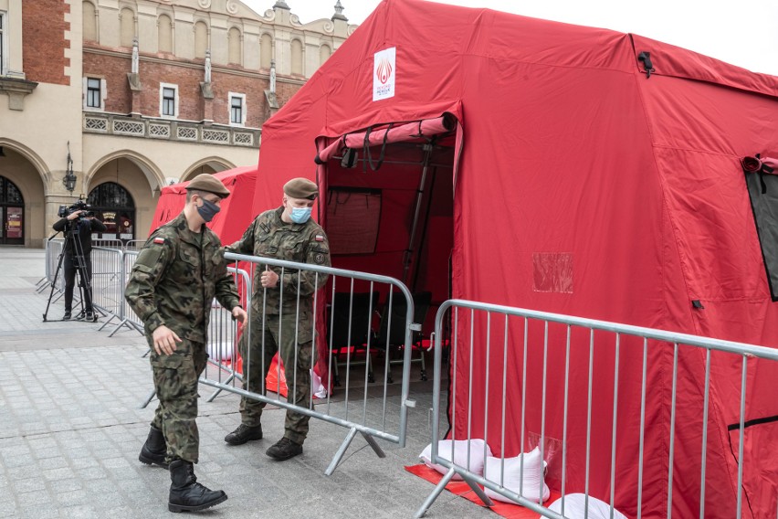 Kraków. Mobilny punkt szczepień na Rynku Głównym