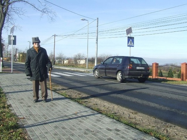 Bolesław Kruk, mieszkaniec ul. Łunawskiej, często spaceruje nowym chodnikiem