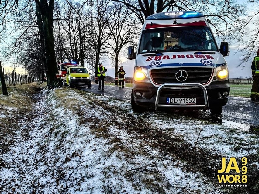 Audi rozbiło się na drzewie. Jedna osoba ranna