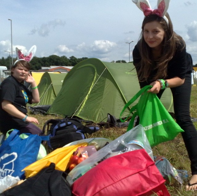 Ania i Karolina z klamotami już na terenie płatnego campu.